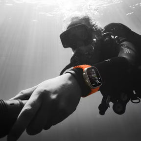 Apple Watch Ultra 2 GPS + Cellular • Caixa de titânio – 49 mm • Pulseira Oceano laranja (Neutro em Carbono)