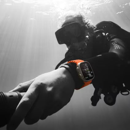 Apple Watch Ultra 2 GPS + Cellular • Caixa de titânio – 49 mm • Pulseira Oceano laranja (Neutro em Carbono)